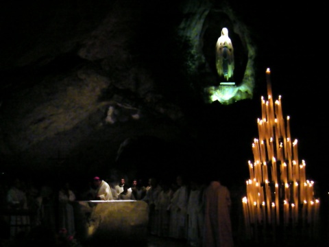 S. Messa notturna celebrata presso la grotta delle apparizioni di Lourdes